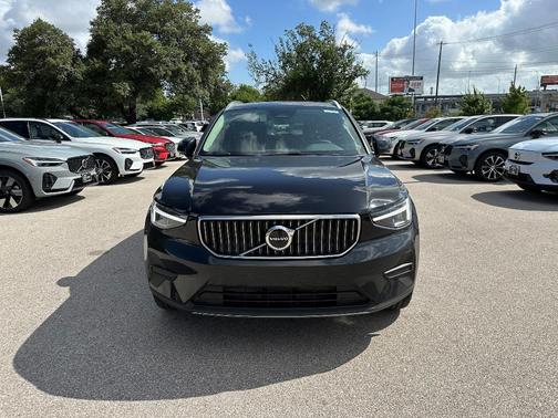 2025 Volvo XC40 B5 Core Bright Theme