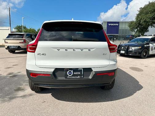 2026 Volvo XC40 B4 Plus