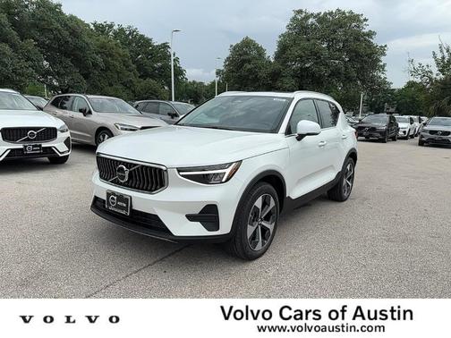 2025 Volvo XC40 B5 Core Bright Theme