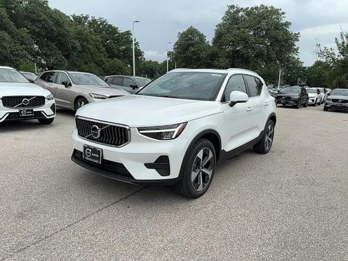 2025 Volvo XC40 B5 Core Bright Theme