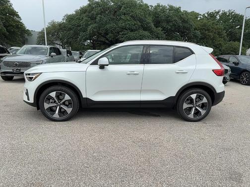 2025 Volvo XC40 B5 Core Bright Theme