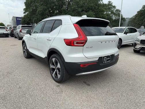 2025 Volvo XC40 B5 Core Bright Theme