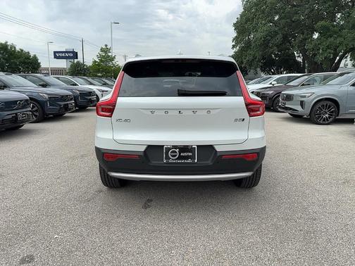 2025 Volvo XC40 B5 Core Bright Theme