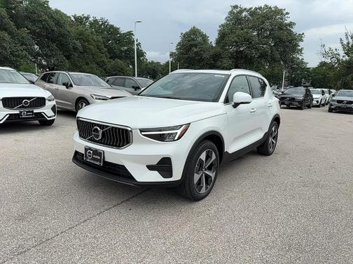 2025 Volvo XC40 B5 Core Bright Theme