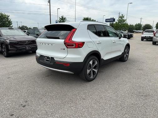2025 Volvo XC40 B5 Core Bright Theme