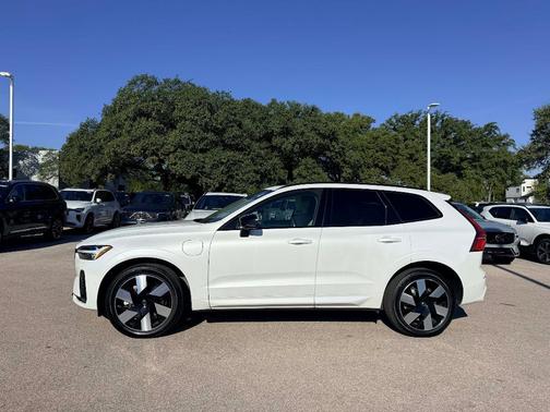 2024 Volvo XC60 Recharge Plug-In Hybrid T8 Plus Dark Theme