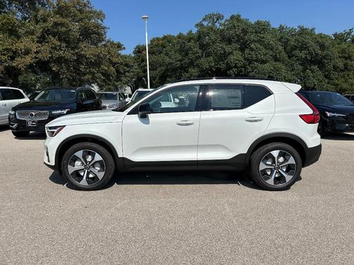 2025 Volvo XC40 B5 Plus Dark Theme
