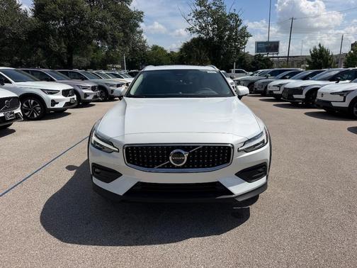 Crystal White 2026 Volvo V60 Cross Country B5 Ultra