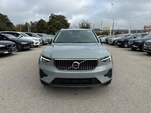 2025 Volvo XC40 B5 Core Bright Theme