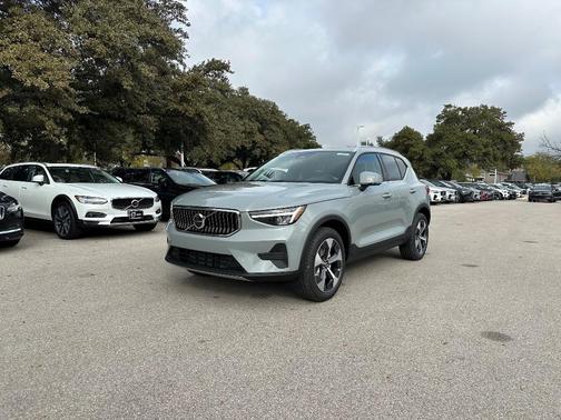 2025 Volvo XC40 B5 Core Bright Theme