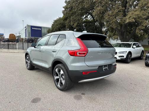 2025 Volvo XC40 B5 Core Bright Theme