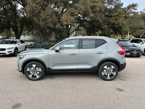 2025 Volvo XC40 B5 Core Bright Theme
