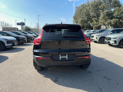 2026 Volvo XC40 B5 Ultra Black Edition