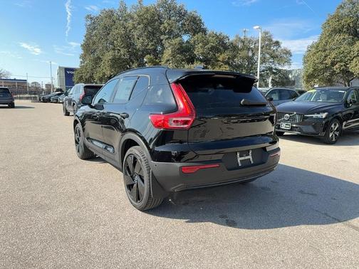 2026 Volvo XC40 B5 Ultra Black Edition