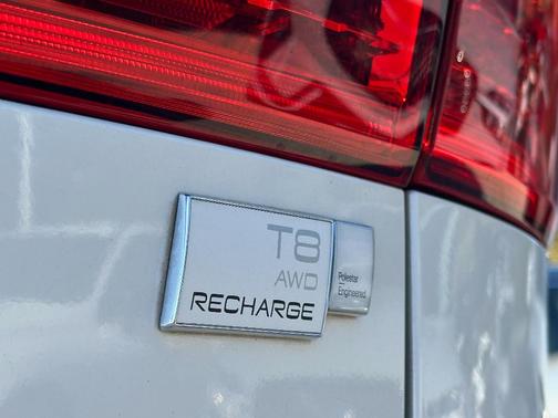 2021 Volvo XC60 Recharge Plug-In Hybrid T8 R-Design