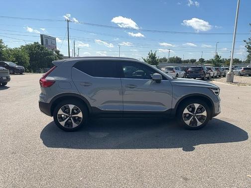 2024 Volvo XC40 B5 Plus Bright Theme