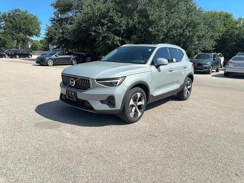 2024 Volvo XC40 B5 Plus Bright Theme