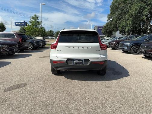 2026 Volvo XC40 B5 Plus