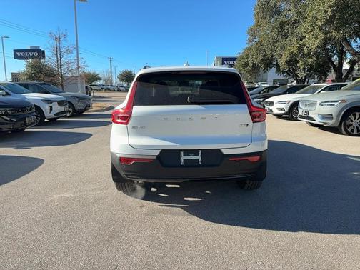 2026 Volvo XC40 B5 Ultra