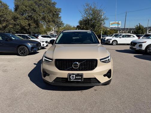 2026 Volvo XC40 B4 Plus