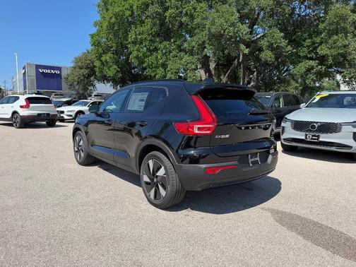 Onyx Black 2026 Volvo EX40 Single Motor Extended Range Plus