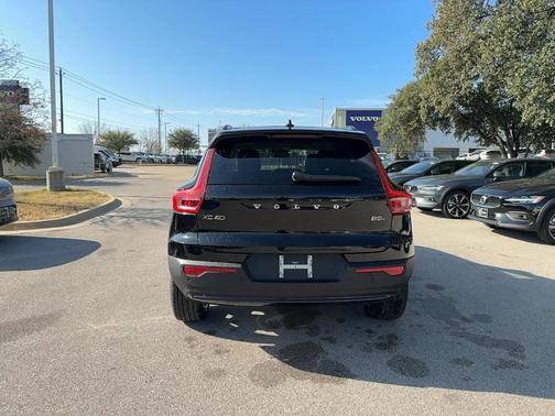 2026 Volvo XC40 B5 Plus