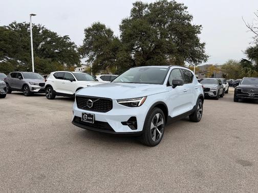 2026 Volvo XC40 B5 Plus