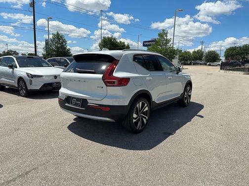 2025 Volvo XC40 B5 Ultra Bright Theme