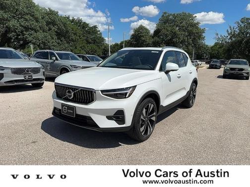 2025 Volvo XC40 B5 Ultra Bright Theme