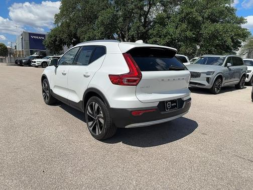 2025 Volvo XC40 B5 Ultra Bright Theme