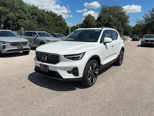 2025 Volvo XC40 B5 Ultra Bright Theme