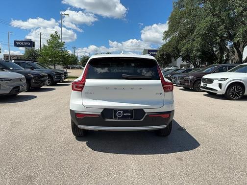 2025 Volvo XC40 B5 Ultra Bright Theme