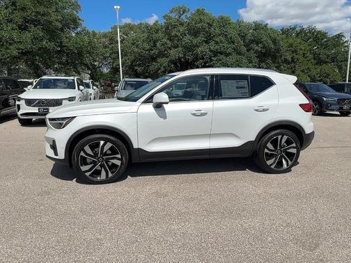 2025 Volvo XC40 B5 Ultra Bright Theme