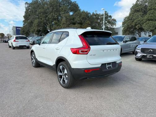 2026 Volvo XC40 B5 Plus