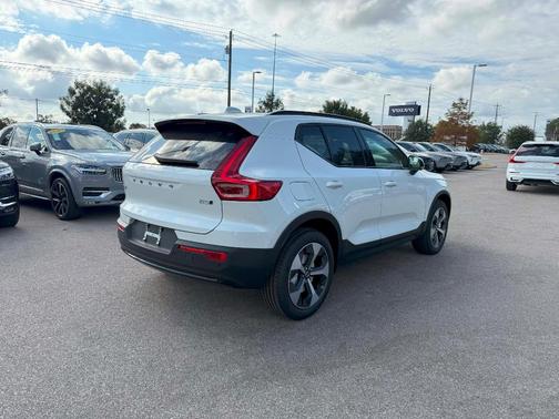 2026 Volvo XC40 B5 Plus