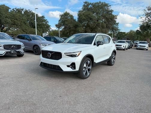 2026 Volvo XC40 B5 Plus