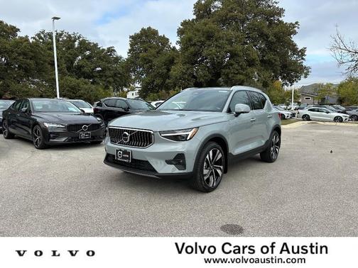 2025 Volvo XC40 B5 Plus Bright Theme