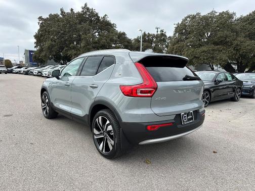 2025 Volvo XC40 B5 Plus Bright Theme