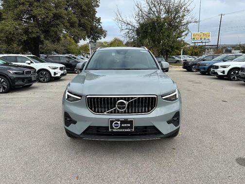 2025 Volvo XC40 B5 Plus Bright Theme