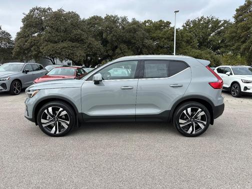 2025 Volvo XC40 B5 Plus Bright Theme