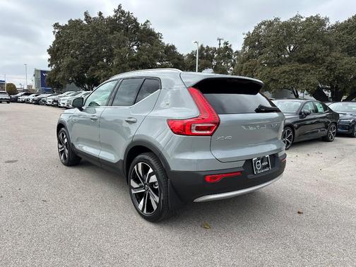 2025 Volvo XC40 B5 Plus Bright Theme