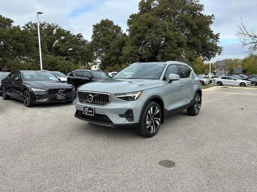 2025 Volvo XC40 B5 Plus Bright Theme