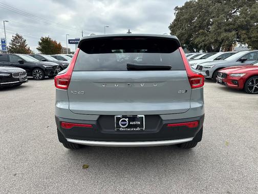 2025 Volvo XC40 B5 Plus Bright Theme