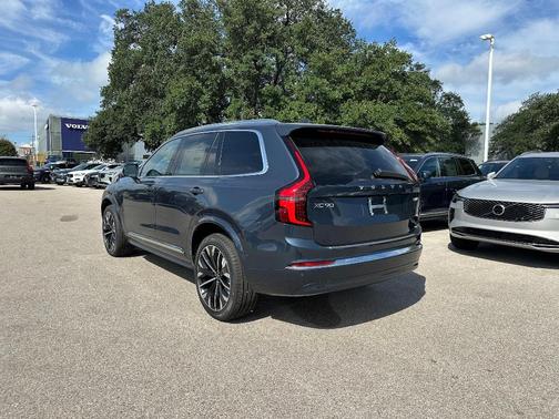 2026 Volvo XC90 T8 PLUS 7-SEATER