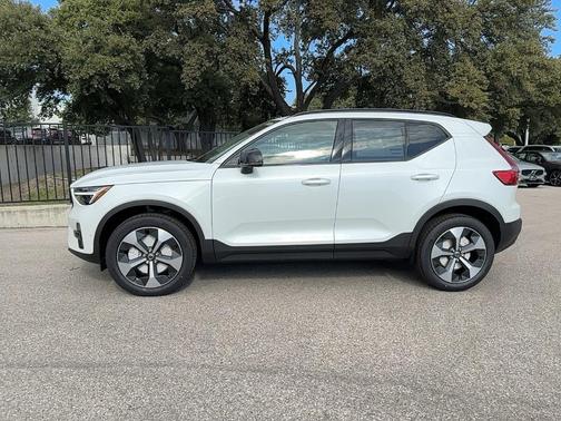 2025 Volvo XC40 B5 Plus Dark Theme
