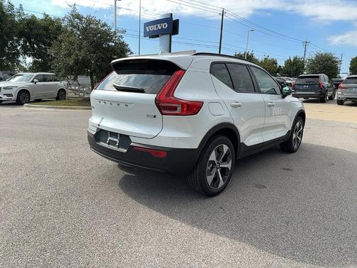 2025 Volvo XC40 B5 Plus Dark Theme
