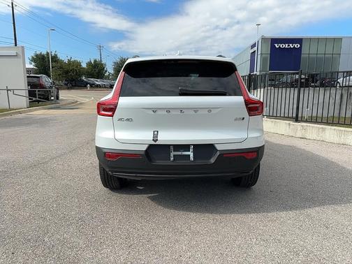 2025 Volvo XC40 B5 Plus Dark Theme