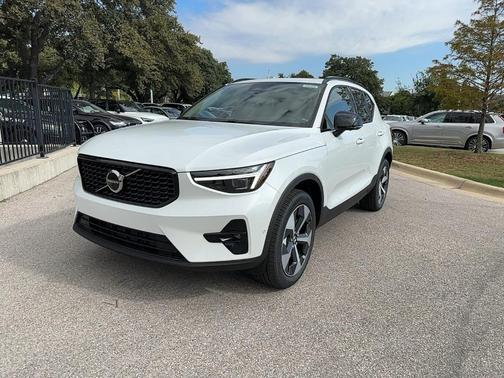 2025 Volvo XC40 B5 Plus Dark Theme
