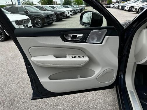 2025 Volvo XC60 B5 Ultra