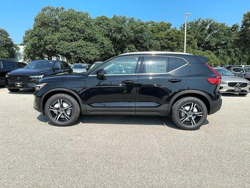 2025 Volvo XC40 B5 Core Bright Theme